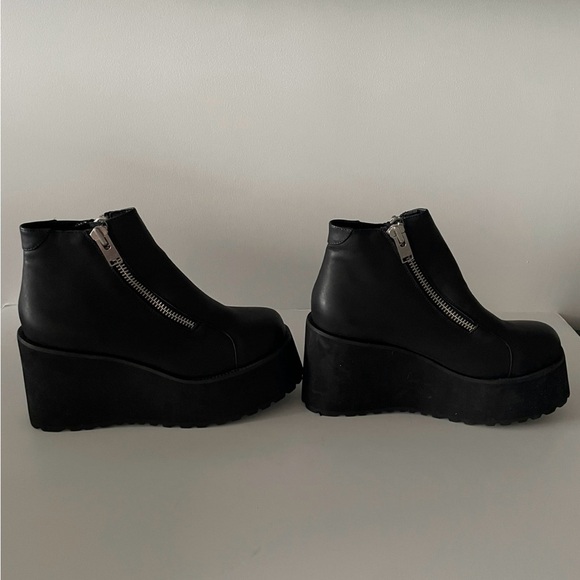 UNIF Daria 
•Black Platform
•Ankle Boots 
•Size 9
•100% leather upper
•zippers - Picture 9 of 11